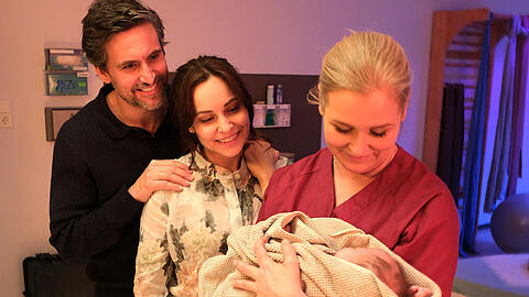 Eine Szene aus der "Lena Lorenz"-Folge "Muttergef&uuml;hle": Mit der Adoption der kleinen Chiara erf&uuml;llt sich f&uuml;r Jan (Tom Beck, l.) und Katina Wolff (Mina Tander, M. ) ein lange gehegter Wunsch. Lena Lorenz (Judith Hoersch, r.) sp&uuml;rt jedoch die Zweifel der leiblichen Mutter. Die Serie geht in eine 13. Staffel.