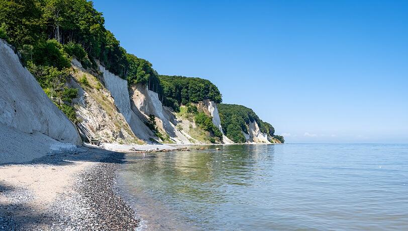 Die k&uuml;nstliche "Insel Ostervilm" vor der K&uuml;ste von R&uuml;gen diente einst als DDR-Entmagnetisierungsstation. Heute ist das verfallene Eiland ein spektakul&auml;rer Lost Place mitten im Greifswalder Bodden.