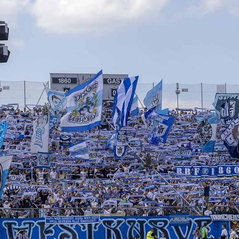 &bdquo;Freiheit f&uuml;r Sechzig&ldquo; lautet das Ziel der aktiven Fanzsene. Um das auch dauerhaft sichtbar zu machen, soll das Motto &bdquo;Football for the people&ldquo; auf das 1860-Trikot wandern. Pr&auml;sident Gernot Mang ist angetan von der Aktion und findet sie &bdquo;wirklich au&szlig;ergew&ouml;hnlich&ldquo;.