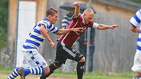 Engagiert wie immer &ndash; und auch noch erfolgreich: Club-Kapitän Andreas Wolf beim Testkick gegen den MSV Duisburg.