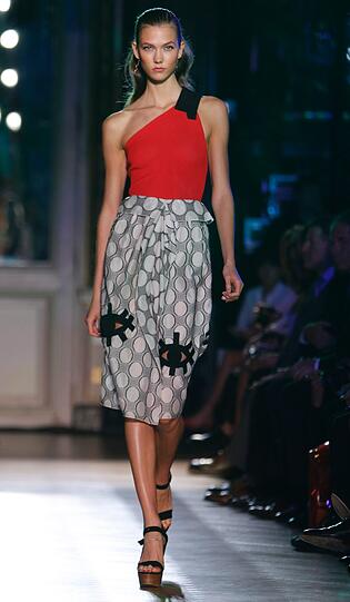 Fashion Week in Paris - eine Kreation von Roland Mouret.