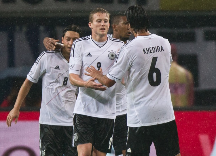 Andre Schuerrle (m) freut sich mit Sami Khedira (R) über den Treffer zum 2:0 gegen Israel