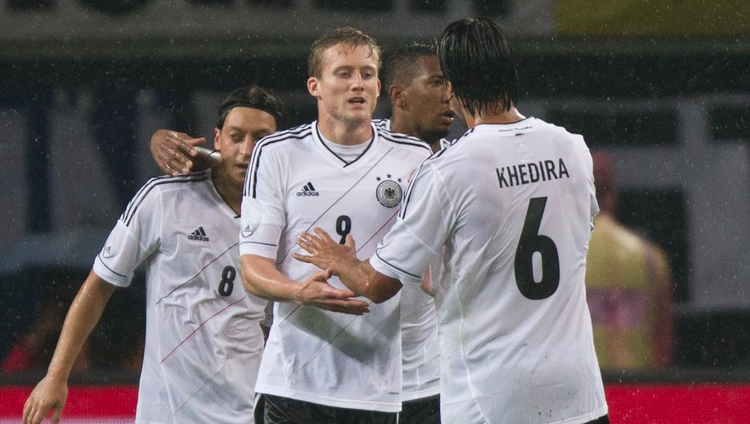 Andre Schuerrle (m) freut sich mit Sami Khedira (R) über den Treffer zum 2:0 gegen Israel Andre Schuerrle (m) freut sich mit Sami Khedira (R) über den Treffer zum 2:0 gegen Israel