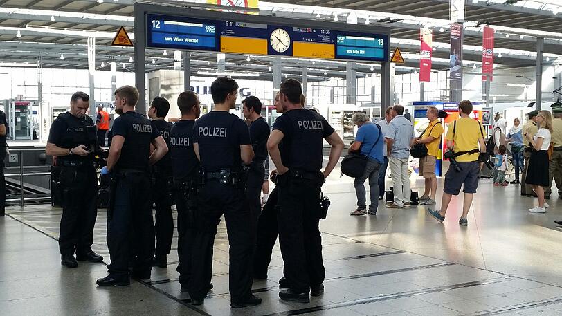 Völlig erschöpft rasten die Flüchtlinge auf dem Bahnhofsvorplatz an der Arnulfstraße und warten auf ihre Registrierung.