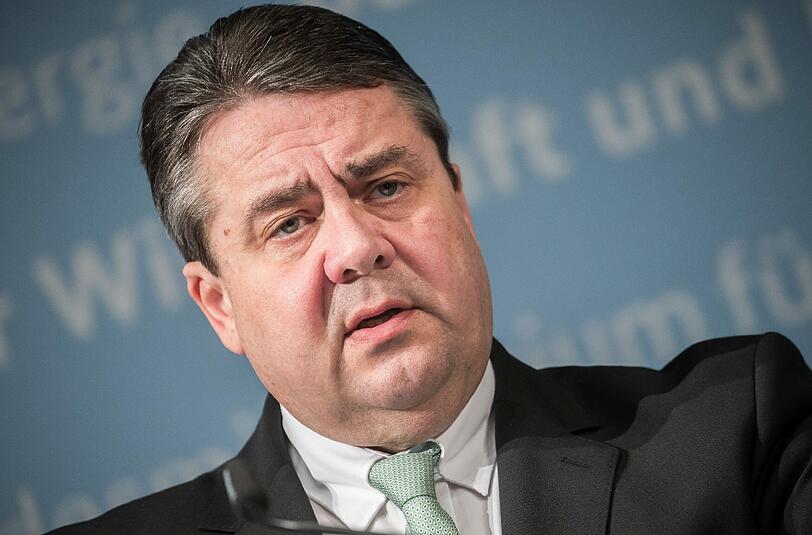 "Brachialstrategie" mit Geheimgesprächen oder alles "üblich, möglich und zulässig"? Bei dem von Gabriel unstützten Fusionsvorhaben von Edeka und Kaiser's Tengelmann gegehn die Meinungen auseinander. Foto: Michael Kappeler/Archiv
