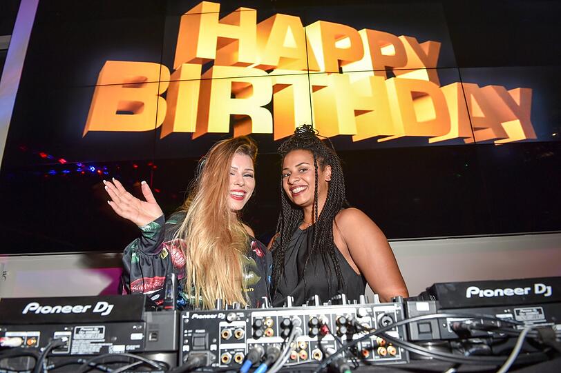 DJane Sandy Dae mit Koku Musebeni
