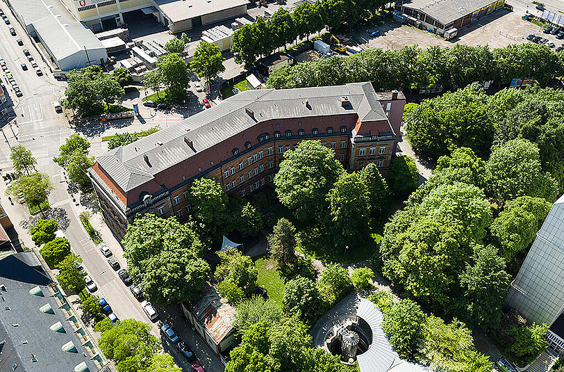 Das Areal steht zm Verkauf, das Hauptgebäude ist denkmalgeschützt.