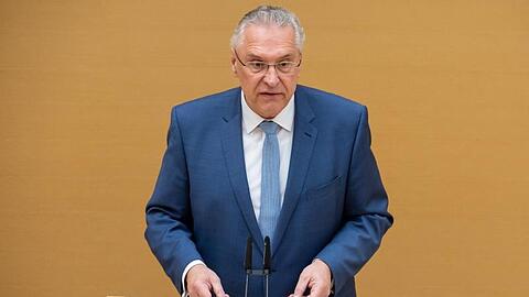 Joachim Herrmann (CSU), Innenminister von Bayern, spricht im Landtag. Foto: Sven Hoppe/dpa