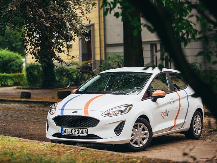 Ein Fahrzeug des Carsharing-Anbieters Oply steht auf einem Parkplatz vor einem Haus (Aufnahmedaten unbekannt). Das Unternehmen stellt seinen Dienst in Deutschland ein. (zu dpa "Carsharing-Anbieter Oply stellt Dienst in Deutschland ein"). Foto: -/Oply GmbH/dpa