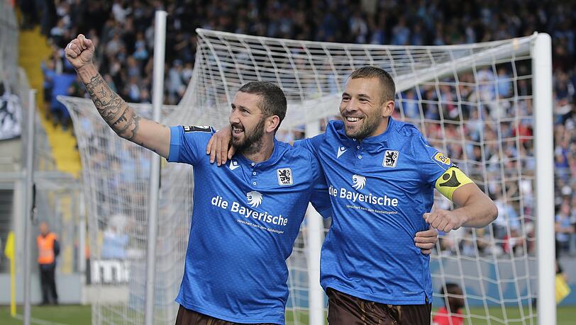 Sascha Mölders (l.) und Felix Weber im Wiesn-Trikot des vergangenen Jahres.