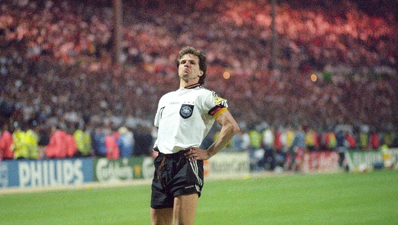 Möller schießt Deutschland ins Finale und jubelt in Gascoigne-Pose. Möller schießt Deutschland ins Finale und jubelt in Gascoigne-Pose.