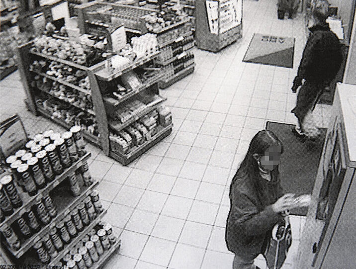 Pfand-Betrug: Die eigens auf den Automaten ausgerichtete Überwachungskamera filmte die Frau beim Einwerfen der manipulierten Flaschen.