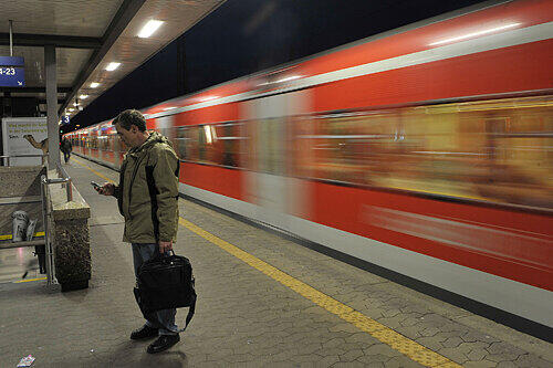 Derzeit wird geprüft, ob die S-Bahn vom Nürnberger Hauptbahnhof aus an Wochenenden auch mitten in der Nacht die Feierwütigen sicher nach Hause bringen kann.