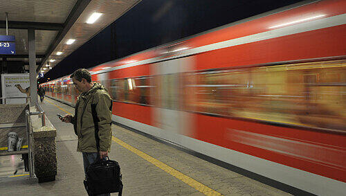 Derzeit wird geprüft, ob die S-Bahn vom Nürnberger Hauptbahnhof aus an Wochenenden auch mitten in der Nacht die Feierwütigen sicher nach Hause bringen kann. Derzeit wird geprüft, ob die S-Bahn vom Nürnberger Hauptbahnhof aus an Wochenenden auch mitten in der Nacht die Feierwütigen sicher nach Hause bringen kann.