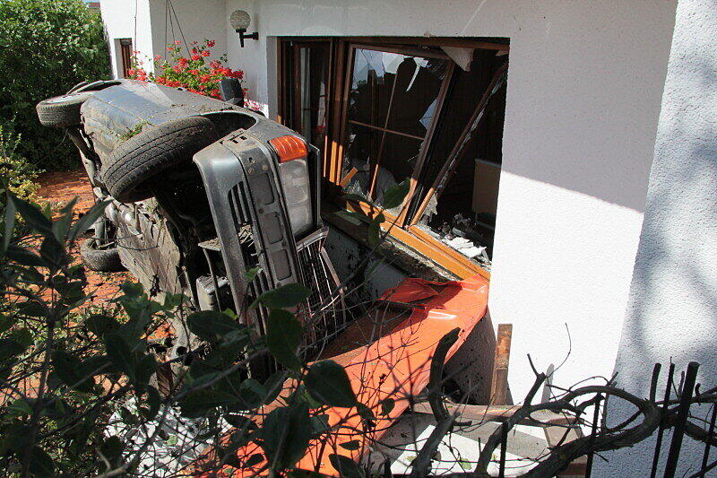 Ein kleiner Hügel als Sprungschanze: Mercedes-Fahrerin fliegt gegen Terrassenfenster.