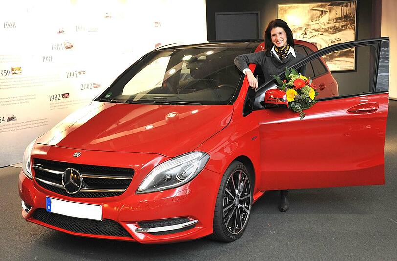 Blumen für die Siegerin: Andrea Richter, Hauptgewinnerin des AZ-Rätsel-Marathons, mit ihrem tollen Gewinn: einer roten Mercedes B-Klasse.
