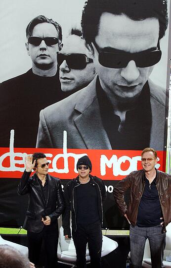 31- Jahre zusammen und immer noch hochexplosiv. Die Band Depeche Mode, die mit ihrem Synthie-Pop die Musik nachhaltig geprägt haben, kommt im Juni nach München. Die Bilder von vergangenen Konzerten und Aktionen.