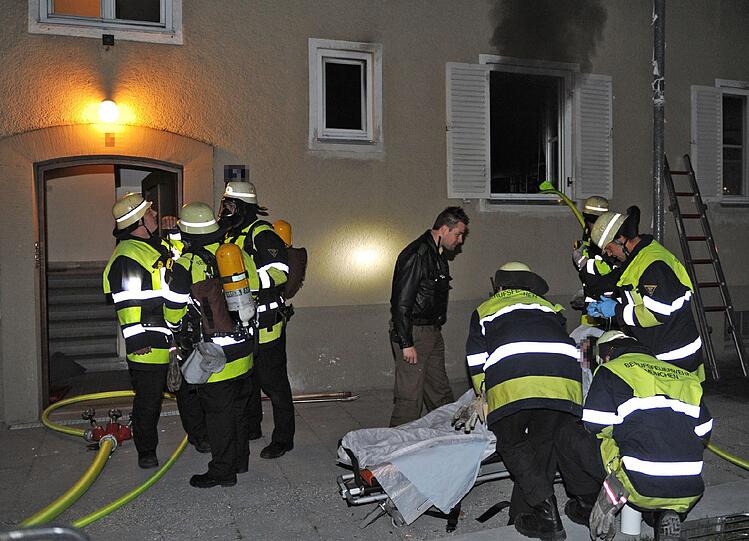 Bei einem Schwelbrand mit anschließender Verpuffung in der Westerhamer Straße werden drei Personen verletzt. Bevor sie selbst die brennende Wohnung verlässt, rettet eine Frau erst ihre Kanarienvögel.