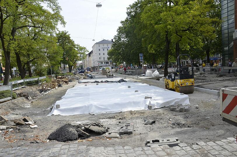 Rotkreuzplatz: Neues Kopfsteinpflaster. In der Durchfahrt am Rotkreuzplatz wird das so genannte Großsteinpflaster erneuert. Für Radler soll es holperfreie und knochenschonende Asphalt-Streifen geben. Das hat Auswirkungen auf den Bus-Verkehr: Die Haltestelle Landshuter Allee entfällt, die Haltestelle Rotkreuzplatz ist für die Linie 62 in die Winthirstraße verlegt worden. Außerdem gibt es statt zwei nur eine Fahrspur in beide Richtungen. Ende der Bauarbeiten soll voraussichtlich am 4. Oktober sein. Dann können Anwohner, Auto- und Radlfahrer wieder aufatmen.