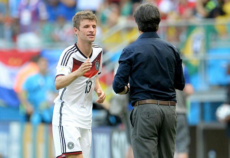Thomas Müller (l) und Jogi Löw.