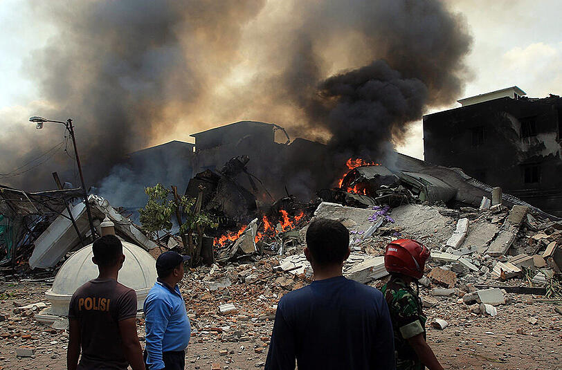 Indonesien: Ein Militärflugzeug ist in ein Wohngebiet gestürzt.