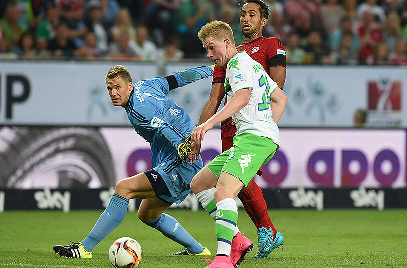 Mit vereinten Kräften: Manuel Neuer und Medhi Benatia gegen Wolfsburgs Kewvin De Bruyne.