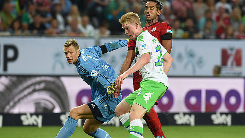 Mit vereinten Kräften: Manuel Neuer und Medhi Benatia gegen Wolfsburgs Kewvin De Bruyne. Mit vereinten Kräften: Manuel Neuer und Medhi Benatia gegen Wolfsburgs Kewvin De Bruyne.