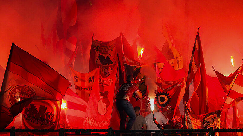 Bayern-Fans brennen im Bundesliga-Spiel beim FC Schalke 04 Pyro ab.