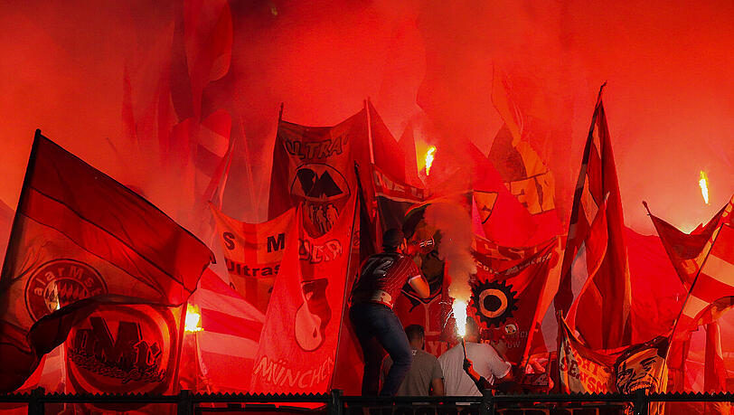 Bayern-Fans brennen im Bundesliga-Spiel beim FC Schalke 04 Pyro ab. Bayern-Fans brennen im Bundesliga-Spiel beim FC Schalke 04 Pyro ab.
