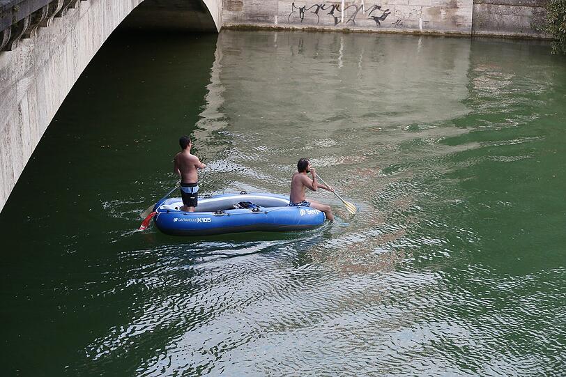 O sole mio! Zwei Burschen paddeln durch die Brücke