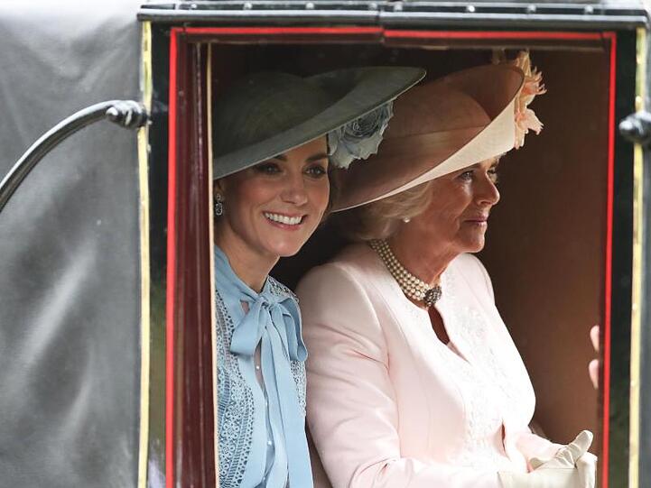 Herzogin Kate (l) und Herzogin Camilla in der Pferdekutsche auf dem Weg nach Ascot.