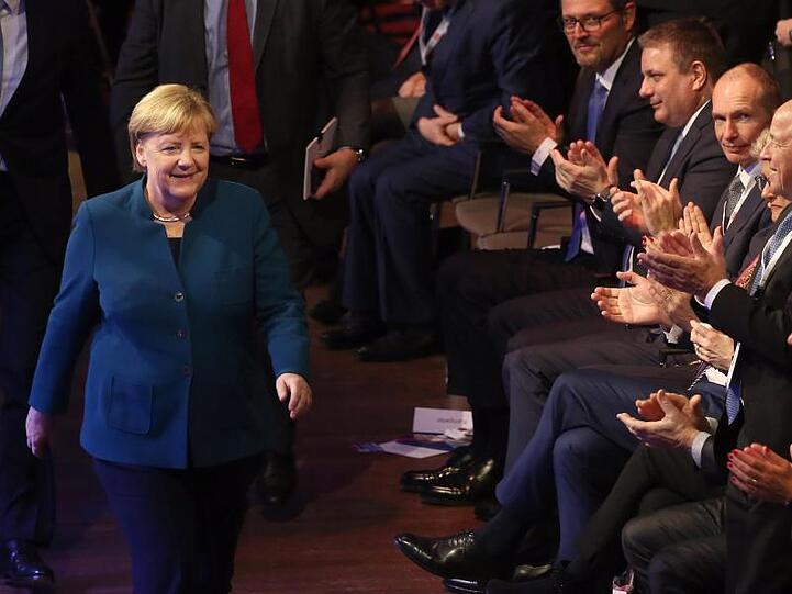 Bundeskanzlerin Angela Merkel wird nach ihrer Rede auf dem Arbeitgebertag mit Applaus bedacht.