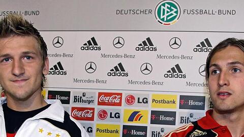 In Torwart René Adler (r) und Marko Marin zaubert Löw 2008 zwei Länderspiel-Neulinge aus dem Hut.