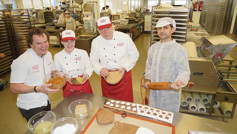 Konditormeister und Münchner-Freiheit-Chef Charly Eisenrieder (l.) hat für die AZ-Backstunde die Zutaten schon vorbereitet. Neben ihm: Azubi Elmedina Krasniqi und der langjährige Konditoreichef des Café Münchner Freiheit, Fred Cremer, rechts AZ-Reporter Hüseyin Ince.