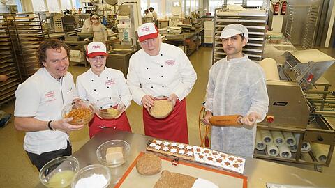 Konditormeister und Münchner-Freiheit-Chef Charly Eisenrieder (l.) hat für die AZ-Backstunde die Zutaten schon vorbereitet. Neben ihm: Azubi Elmedina Krasniqi und der langjährige Konditoreichef des Café Münchner Freiheit, Fred Cremer, rechts AZ-Reporter Hüseyin Ince.