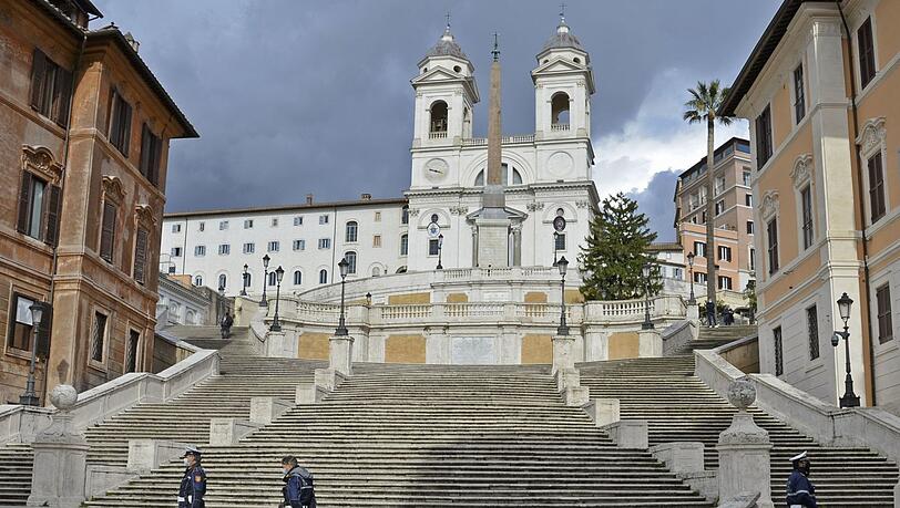 Die Spanische Treppe in Rom gehört zu den Sehenswürdigkeiten der Stadt. Die Spanische Treppe in Rom gehört zu den Sehenswürdigkeiten der Stadt.