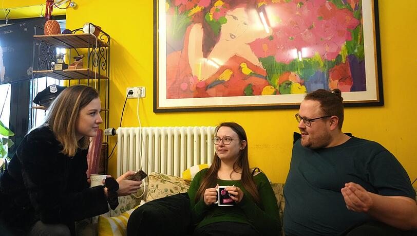 Im bunten Café der Studentenstadt: AZ-Reporterin Julia Wohlgeschaffen (l.) im Gespräch mit Jennifer Kannler und Matthias Merklin. Im bunten Café der Studentenstadt: AZ-Reporterin Julia Wohlgeschaffen (l.) im Gespräch mit Jennifer Kannler und Matthias Merklin.