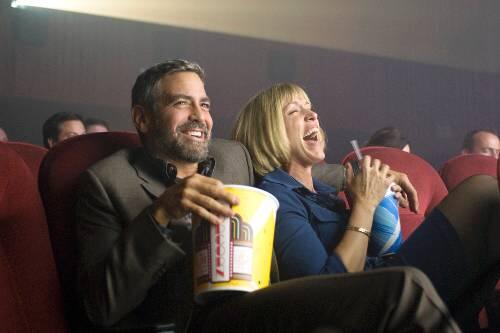 Harry Pfarrer (George Clooney) und Linda Litzke (Frances McDormand) amüsieren sich im Kino.