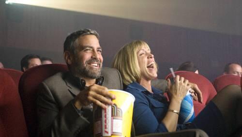 Harry Pfarrer (George Clooney) und Linda Litzke (Frances McDormand) amüsieren sich im Kino. Harry Pfarrer (George Clooney) und Linda Litzke (Frances McDormand) amüsieren sich im Kino.