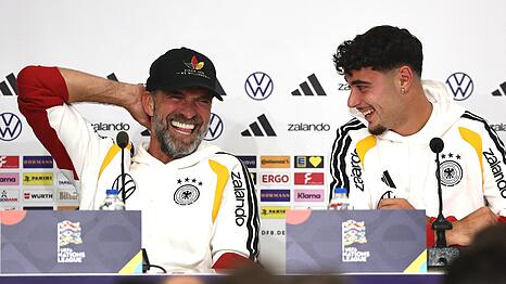 Gute Laune bei der Presserunde in Thessaloniki: Bundestrainer J&uuml;rgen Klopp (l.) und Aleksandar Pavlović.