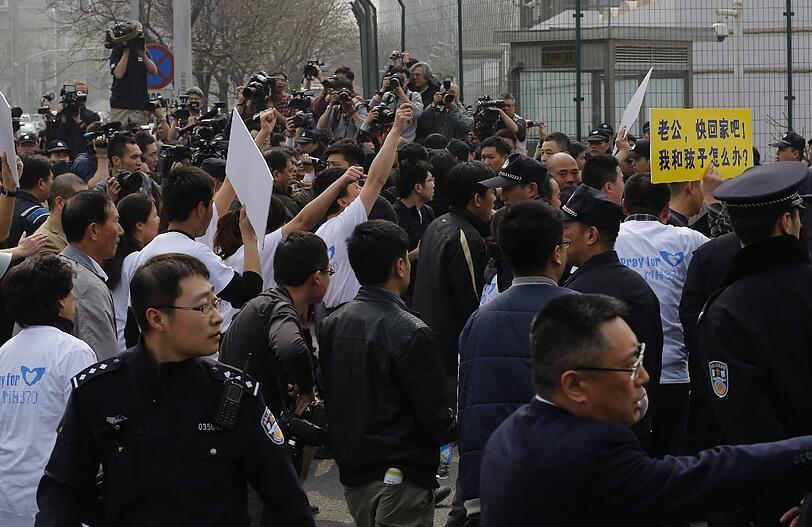 Tumultartige Szenen vor der malaysischen Botschaft in Peking. Die Angehörigen der Opfer von Flug MH370 demonstrieren für eine schnell Aufklärung der Unglücksumstände.