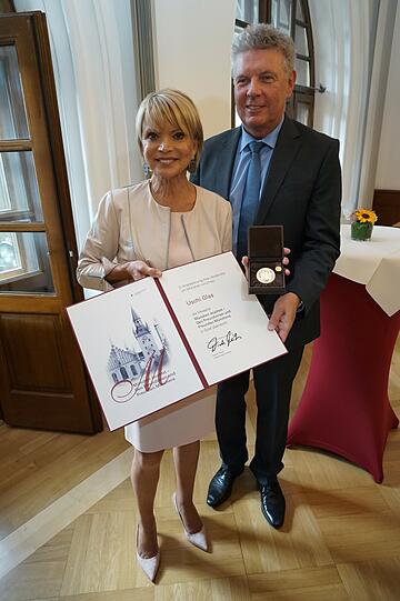 Uschi Glas mit ihrer Auszeichnung, daneben Dieter Reiter (SPD).