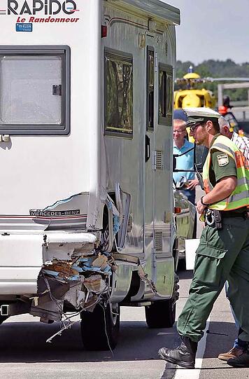 Bilder vom tödlichen Verkehrsunfall auf der A99 bei Unterföhring. Ein Lkw ist in ein Stauende gefahren, der Volvo wurde durch den Aufprall vollkommen zerstört. Eine Frau starb noch an der Unfallstelle.