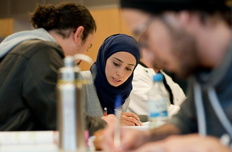 Ziel des Projekts ist es die Integration ehemaliger Flüchtlinge
in die Stadtbezirke und den lokalen Arbeitsmarkt zu fördern.
