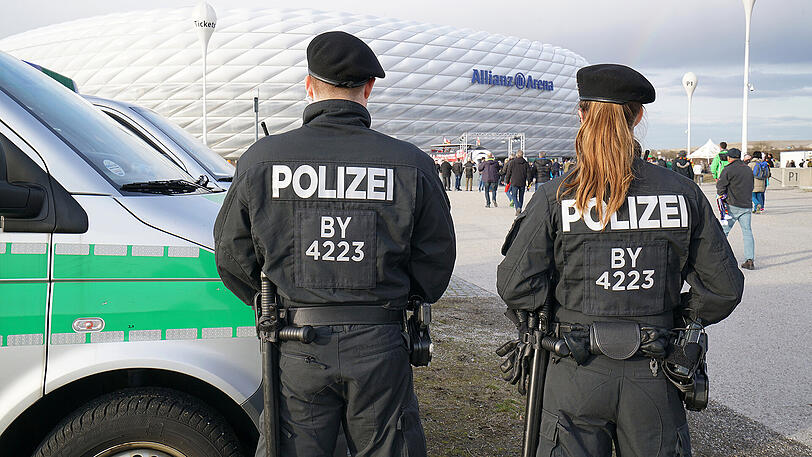Polizisten vor der Allianz Arena: Bayernweit überwachen Beamte 3600 Fußballfans.