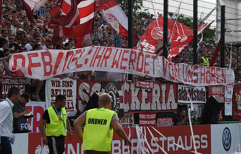 Der FC Bayern müht sich zu einem 1:0 Sieg gegen den Provinzclub SV Drochtersen.