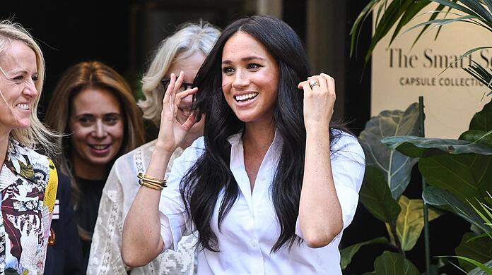 Herzogin Meghan hat die Haare schön (künstlich verlängern lassen).