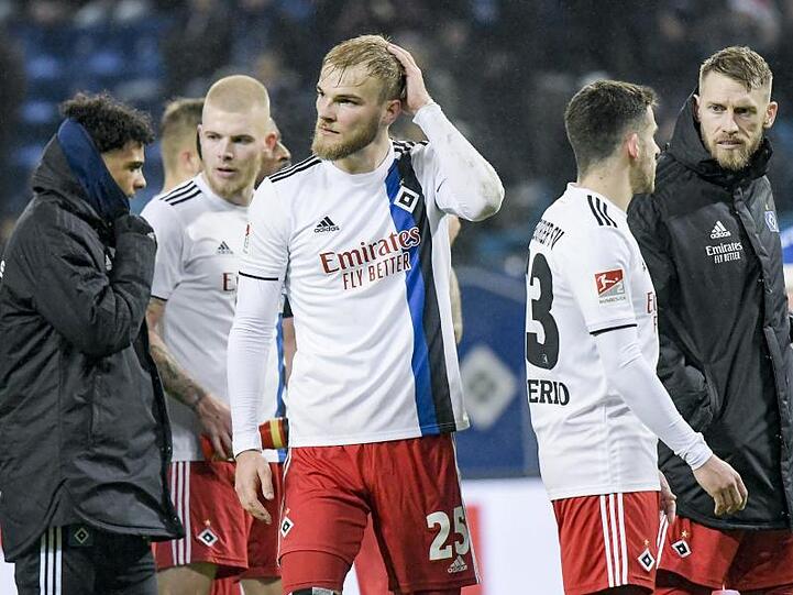 Die HSV-Spieler stehen nach dem Spiel gegen den FC Heidenheim enttäuscht auf dem Platz.