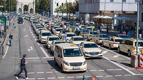 Taxis während einer Demonstration vor dem Siegestor auf der Ludwigstraße. (Archivbild)