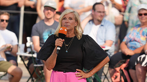 Andrea Kiewel führt durch den "ZDF-Fernsehgarten".